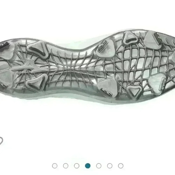 Women's softball  cleat - Picture 2 of 2